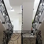 Bowen, Luxury Penzion Lagos