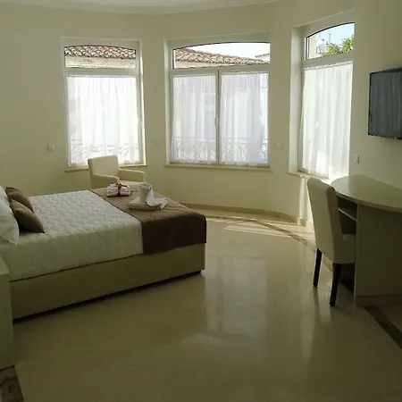 Bowen, Luxury