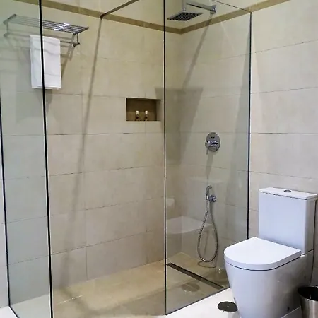 Bowen, Luxury