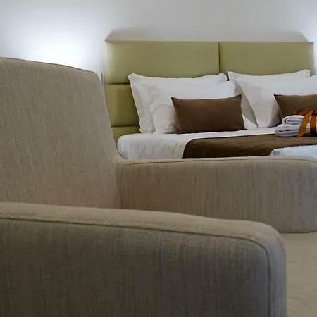Bowen, Luxury