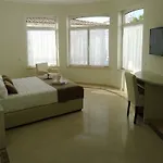 Bowen, Luxury