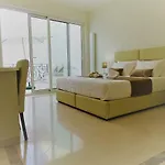 Bowen, Luxury 4*